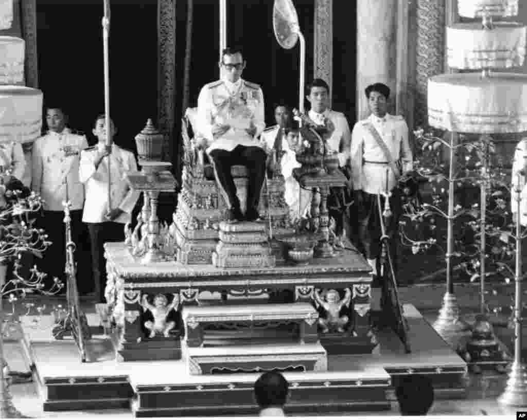 Raja Bhumibol Adulyadej mengadakan pertemuan pertama dengan Majelis Reformasi Nasional dalam upacara di Bangkok, 1976. (AP/Mangkorn)
