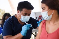 امریکہ میں نصف کے لگ بھگ آبادی کو ویکسین لگ چکی ہے۔