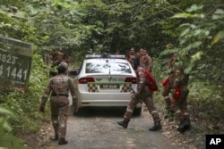Anggota tim penyelamat memasuki hutan untuk melakukan operasi pencarian dan penyelamatan remaja putri Inggris yang dilaporkan hilang di Seremban, Malaysia, Rabu, 7 Agustus 2019.