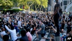 ក្រុម​បាតុករ​មួយ​ក្រុម​លុត​ជង្គង់​ នៅ​ពេល​ដើរ​ក្បួន​នៅ​ក្នុង​ផ្នែក​ខាង​ក្រោម​នៃ​សង្កាត់ Manhattan កាលពី​ថ្ងៃទី៦ ខែមិថុនា ឆ្នាំ២០២០។