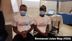 Au cours d’un plaidoyer, deux pairs éducateurs témoignent sur leurs difficiles conditions de vie et de travail à Yaoundé, le 26 novembre 2021. (VOA/Emmanuel Jules Ntap)