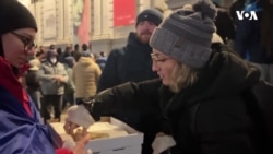 Tbilsidə könüllülər etirazçılara qida və içki paylayır