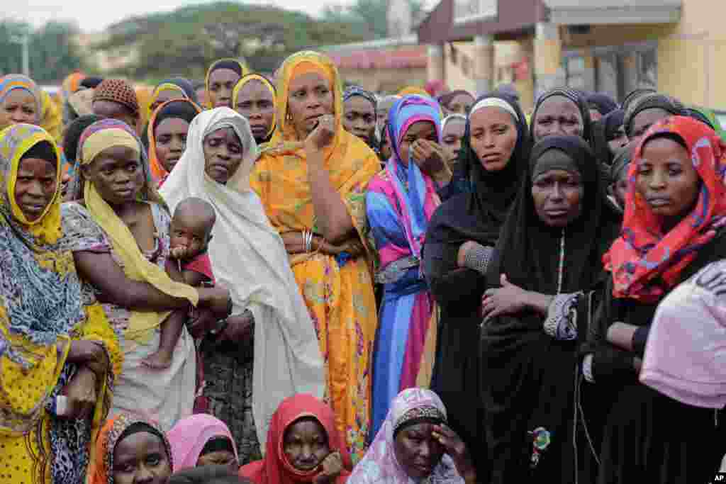 Muslim women watch as men carry the coffin of UPD-Zigamibanga party leader Zedi Feruzi at his funeral, in Bujumbura, May 24, 2015.&nbsp;