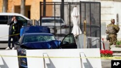 Gari lililogonga kizuizi cha moja ya milango ya Bunge la Marekani karibu na jengo la Baraza la Seneti, Washington, Ijumaa, Aprili 2, 2021. (AP Photo/Carolyn Kaster)