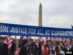 星期六上午数百华人在华盛顿纪念碑前集会，声援纽约华裔警员梁彼得(照片由集会组织者新亚裔领袖团体提供)。