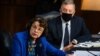 ARCHIVES - La sénatrice américaine Dianne Feinstein lors d'une audience de confirmation de la candidate à la Cour suprême, Amy Coney Barrett, devant la commission judiciaire du Sénat, au Capitole à Washington, le 12 octobre 2020.