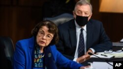 ARCHIVES - La sénatrice américaine Dianne Feinstein lors d'une audience de confirmation de la candidate à la Cour suprême, Amy Coney Barrett, devant la commission judiciaire du Sénat, au Capitole à Washington, le 12 octobre 2020.