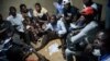 Les agents électoraux improvisés comptent les votes après un vote symbolique le 30 décembre 2018 au Stade Kalinda de Beni, où le vote a été reporté aux élections générales en République démocratique du Congo.