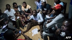 Les agents électoraux improvisés comptent les votes après un vote symbolique le 30 décembre 2018 au Stade Kalinda de Beni, où le vote a été reporté aux élections générales en République démocratique du Congo.