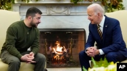 21일 백악관을 방문한 볼로디미르 젤렌스키 우크라이나 대통령이 조 바이든 미국 대통령과 만나고 있다. 
