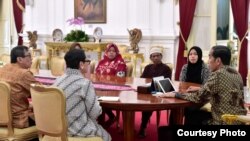 Presiden Jokowi didampingi Menlu Retno Marsudi menerima Siti Aisyah, beserta Orang Tua dan Kakaknya di Istana Merdeka, Jakarta Selasa (12/3) (Biro Pers Setpres RI).