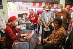 Menko PMK Muhajir Efendi mendengarkan penjelasan petugas terkait pemeriksaan paru. (Foto: Courtesy/Humas PMK)