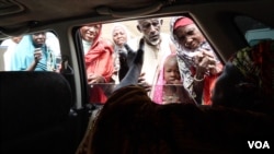 As Hajia Hawa drives around Maiduguri, IDPs come to her to ask for money and free food vouchers, Maiduguri, Nigeria, Sept. 2016. (Photo: C. Oduah)