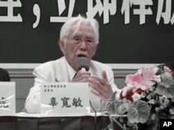 辜宽敏在记者会上啜泣失声