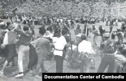 រូបថត​ផ្តល់​ដោយ​មជ្ឈមណ្ឌល​ឯកសារ​កម្ពុជា​បង្ហាញ​ពី​បាតុកម្ម​ធ្វើ​ឡើង​ដោយ​និស្សិត​នៅ​ពហុកីឡាដ្ឋាន​ជាតិ​ នៅ​ទសវត្ស​ឆ្នាំ ១៩៧០។ (Documentation Center of Cambodia Archives)