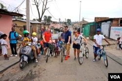 People from all over the world now go on Mulaudzi's bicycle tours, and his success recently resulted in a TripAdvisor Excellence Award. (D. Taylor/VOA)