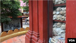 ឆ្អឹង​លលាដ៍ក្បាលរបស់​ជនរងគ្រោះ​នៃ​សម័យ​ខ្មែរក្រហម​ ​ដែល​ត្រូវ​បាន​តម្កល់​នៅ​វត្ត​ទេព​ពោធិ​វង្ស​ ​សង្កាត់​គោកចក​ ​ក្រុង​សៀមរាប​ ​កាលពី​ថ្ងៃទី០៥​ ​ខែសីហា​ ​ឆ្នាំ២០១៩។​ ​(​អូន​ ​ឆេង​ប៉រ​/​VOA​)