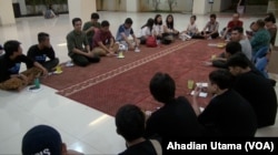 Para peserta Pesantren Kilat Milenial Islami berbuka bersama perwakilan remaja dan keluarga dari agama Hindu, Buddha, Kong Hu Chu dan Katolik, di Masjid Pesantren Bayt Al Quran, Pondok Cabe, Tangerang Selatan, 25 Mei 2018. (Foto: Ahadian Utama/VOA)