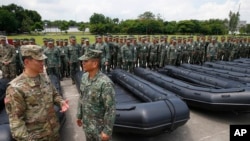 Kolonel A.S. Kolonel Ernest Lee (kiri) memberi isyarat saat dia memeriksa bersama Komandan Korps Marinir Filipina Mayjen Emmanuel Salamat, senjata militer dan peralatan baru yang diberikan oleh militer AS kepada marinir Filipina Senin 5 Juni 2017 di kota pinggiran Taguig, sebelah timur Manila, Filipina. (Foto: dok).