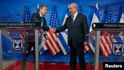 ენტონი ბლინკენი (მარცხნივ) და ბენიამინ ნეთანიაჰუ (მარჯვნივ)
