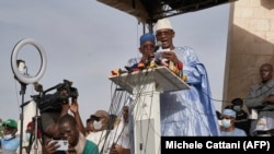 Le chef de la coalition M5-RFP Choguel Kokalla Maiga (C) prononce un discours devant la foule sur la place de l'indépendance de Bamako le 4 juin 2021.