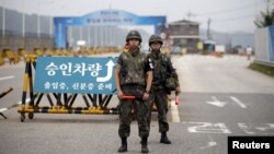 Tentara Korea Selatan menjaga pos pemeriksaan di jembatan gerbang masuk desa Panmunjom, sebelah selatan Zona Demiliterisasi yang memisahkan Korea Utara dan Selatan, di Paju, Korea Selatan (21/8).