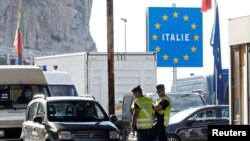 Polisi Perancis memeriksa pengemudi mobil di pos pemeriksaan perbatasan Saint-Ludovic di perbatasan Perancis-Italia, di Menton, Perancis, 15 Juni 2020. (REUTERS/Eric Gaillard). Negara-negara Eropa kembali memperketat aturan perjalanan di tengah merebaknya varian Delta.