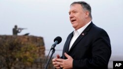 លោក​ Mike Pompeo រដ្ឋមន្រ្តី​ក្រសួង​ការបរទេស​សហរដ្ឋ​អាមេរិក ថ្លែងក្នុងសន្និសីទសារព័ត៌មានមួយនៅតំបន់ Mount Bental ក្បែរព្រំដែនអ៊ីស្រាអែលនិងស៊ីរី ថ្ងៃទី១៩ ខែវិច្ឆិកា ឆ្នាំ២០២០។