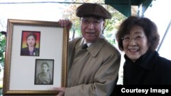 박문재 씨가 여동생 박정재 씨와 함께 지난달 31일 일리노이 주 다리엔 시의 ‘클라렌돈 힐스 묘지’에서 열린 유해 안장식에서 누나 박경재 씨의 사진을 들고 있다.