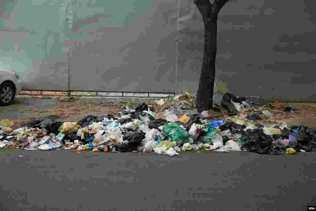 សម្រាម​​ត្រូវ​បាន​គរ​គ្នា​ជាច្រើន​នៅ​ក្នុង​រាជធានី​ភ្នំពេញ​មួយ​ថ្ងៃ​បន្ទាប់​ពី​បុគ្គលិក​​ក្រុម​ហ៊ុន​ស៊ីនទ្រី​មិន​មក​ប្រមូល​​ក្នុង​បាតុកម្ម​ទាមទារ​តម្លើង​ប្រាក់​បៀវត្ស​កាលពី​ថ្ងៃទី​២៦ ខែធ្នូ ឆ្នាំ២០១៨​ ប្រទេស​កម្ពុជា។(ទុំ ម្លិះ/VOA)