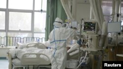 通过微博传出的中国武汉中心医院的医护人员正在治疗病人。（日期不详）