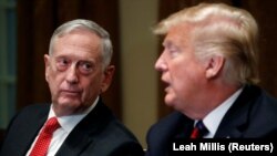 James Mattis i Donald Trump u vrijeme mandata bivšeg sekretara za odbranu, funkcije sa koje se povukao 2018. (Foto: REUTERS/Leah Millis)