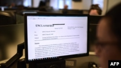 2018年2月2日，华盛顿特区的记者电脑屏幕上显示，共和党的情报备忘录指控联邦调查局在调查俄罗斯干涉2016年选举时滥用权力。