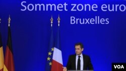 Presiden Perancis, Nicholas Sarkozy mengadakan konferensi pers setelah KTT Uni Eropa berakhir di Brussels, Belgia (10/27).