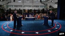 Presiden AS Donald Trump (kanan) dan capres yang diusung partai Demokrat, Joe Biden, dalam debat capres pertama di Cleveland, Ohio, Selasa malam, 29 September 2020. (Foto: Olivier Douliery/AFP) 