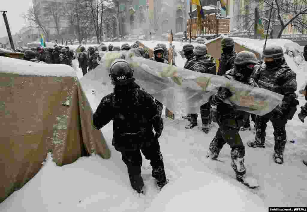 Riot police remove a tent camp set up last October by supporters of Mikheil Saakashvili, who are demanding President Petro Poroshenko resign, detaining over 100 people, in Kyiv, Ukraine, March 3, 2018.