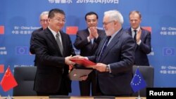 Chinese Minister of Energy Zhang Jianhua and European Commissioner for Climate Action and Energy Miguel Arias Canete during the signing ceremony at a EU-China Summit in Brussels, Belgium, April 9, 2019. 