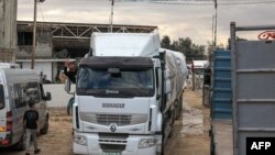 ღაზის სექტორში, ქ. რაფაში, ეგვიპტის მხრიდან საწვავით დატვირთული მანქანა შედის. 15 ნოემბერი, 2023 წ.
