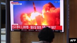 ពលរដ្ឋ​មើល​ការផ្សាយ​តាម​ទូរទស្សន៍​អំពី​ការសាកល្បង​មីស៊ីល​របស់​កូរ៉េ​ខាងជើង​នៅ​ស្ថានីយ៍​រថភ្លើង​មួយ​ក្នុង​ទីក្រុង​សេអ៊ូល នៅ​ថ្ងៃទី២៨ ខែកញ្ញា ឆ្នាំ២០២១ បន្ទាប់ពី​ប្រទេស​កូរ៉េ​ខាងជើង បាន​បាញ់​មីស៊ីល​​​ឆ្ពោះ​​ទៅ​​សមុទ្រ​នៅ​ឆ្នេរសមុទ្រ​ខាងកើត​របស់​ខ្លួន។