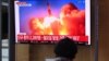 Ljudi gledaju televizijski program na kom se prikazuje sjevernokorejsko lansiranje rakete, 28. septembra 2021.