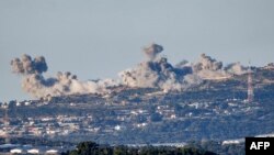 ภาพที่ถ่ายจากบริเวณชายแดนทางเหนือของอิสราเอลเมื่อ 26 ธ.ค. 2566 แสดงให้เห็นกลุ่มควันในหมู่บ้าน มาร์วาฮิน ทางใต้ของเลบานอน หลังอิสราเองยิงถล่มเข้าใส่ ขณะที่ สถานการณ์ตามแนวชายแดนตึงเครียดหนัก จากสงครามระหว่างอิสราเอลและฮามาส (AP)