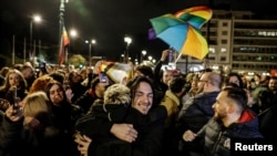 ชุมชนผู้มีความหลากหลายทางเพศและผู้สนับสนุน แสดงอาการดีใจที่หน้ารัฐสภากรีซ กรุงเอเธนส์ หลังสภามีมติรับรองกฎหมายสมรสเพศเดียวกัน เมื่อ 15 กุมภาพันธ์ 2024 (ที่มา: รอยเตอร์)