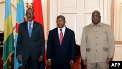 Le président du Rwanda Paul Kagame (G), le président de l'Angola Joao Lourenco (C) et le président de la République démocratique du Congo Felix Tshisekedi (D) posent pour une photo à Luanda le 6 juillet 2022. (Archives) 