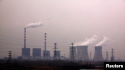 Pembangkit listrik berbahan bakar batu bara terlihat di dekat kota Jinan, Provinsi Shandong, 29 November 2011. (Foto: Reuters)
