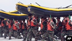 រូបឯកសារ៖ កង​ទាហាន​ពិសេស Navy SEAL របស់​អាមេរិក ហ្វឹកហាត់​​នៅ​បន្ទាយ​របស់​ខ្លួន​ក្នុង​រដ្ឋ​ California។