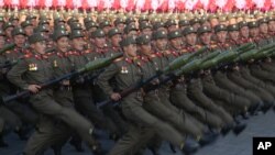 지난 2015년 10월 평양 김일성광장에서 열린 열병식에서 북한 군인들이 행진하고 있다.