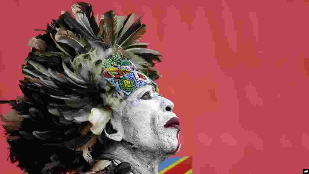 Un supporter congolais, visage peint aux couleurs de son équipe