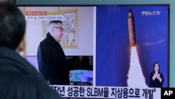 Seorang pria menonton program berita TV yang menunjukkan foto-foto yang diterbtitkan surat kabar Korut, Rodong Sinmun, terkait peluncuran rudal “Pukguksong-2” dan pemimpin Korut, Kim Jong Un, di Stasiun KA (13/2). Seoul, Korea Selatan. (foto: AP Photo/Ahn Young-joon)
