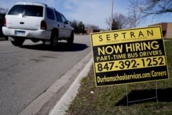 지난 21일 미국 일리노이주 윌링의 도로에 버스운전사 모집 안내문이 세워져있다.