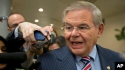 Robert Menendez Ketua Komisi Hubungan LN Senat AS memberi penjelasan kepada wartawan di Gedung Kongres AS (foto: dok). 